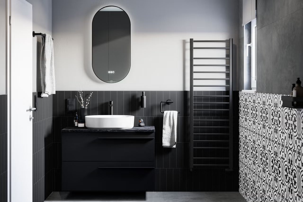 Moderná kúpeľňa s umývadlom, zrkadlom, radiátorom a dlaždicami v tmavých odtieňoch