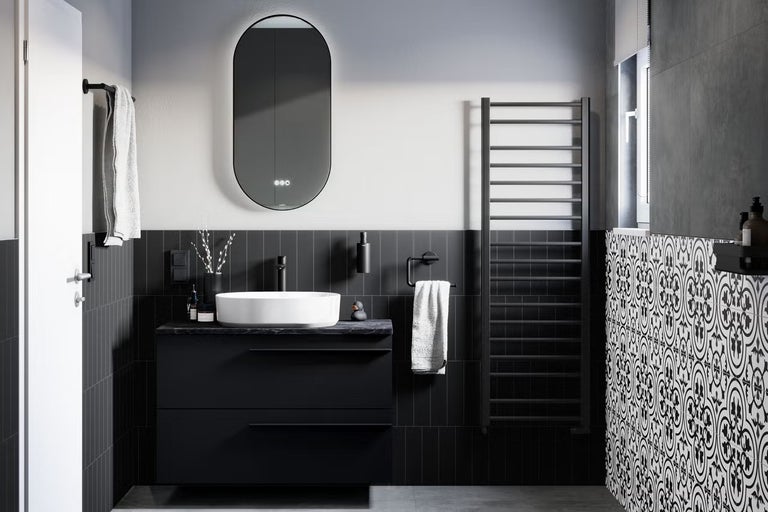 Moderná kúpeľňa s umývadlom, zrkadlom, radiátorom a dlaždicami v tmavých odtieňoch