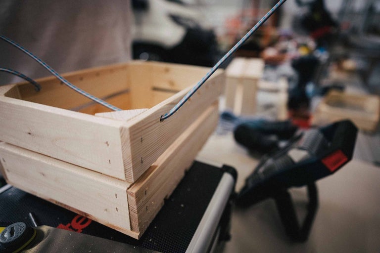 Dve drevené debny naskladané na sebe s povrazovými držadlami