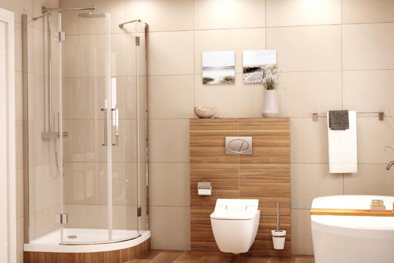 Svetlá kúpeľňa so sprchou, toaletou a vaňou.