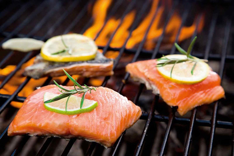 Lososové filety s citrónmi a rozmarínom na grile