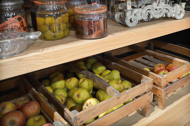 Drevená polica s ovocím a sklenenými pohármi