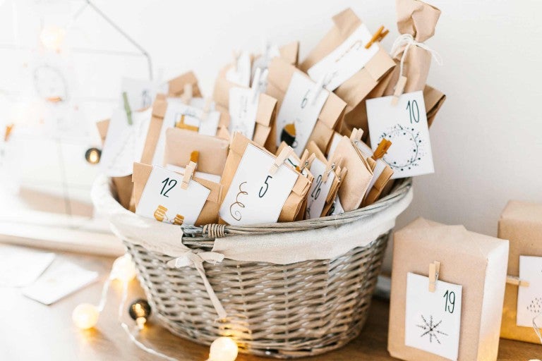 Adventný kalendár s papierovými obalmi v košíku