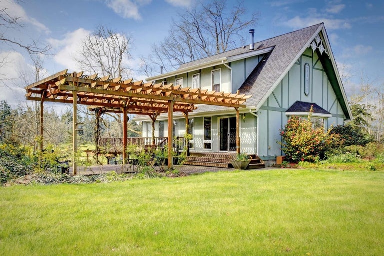 Dom s drevenou pergolou a trávnikom