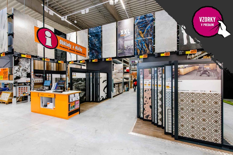 Pohľad na oddelenie obkladov a dlažieb v hobbymarkete Hornbach s výstavou obkladov a dlažieb a poradenským pultom