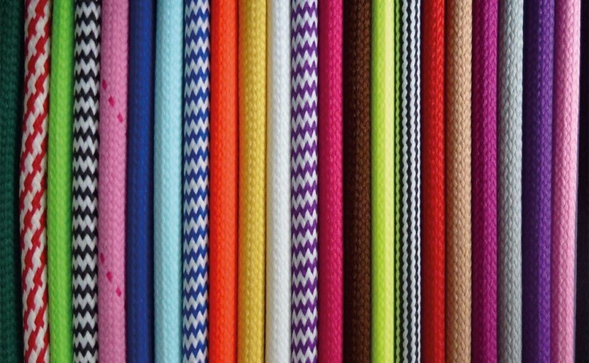 Detail rôznych farebných textilných káblov