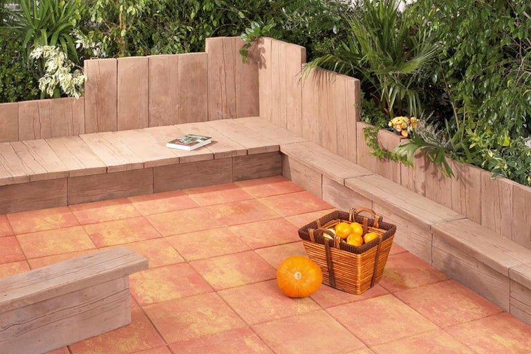 Terasa s drevenými prvkami, posedením a košom