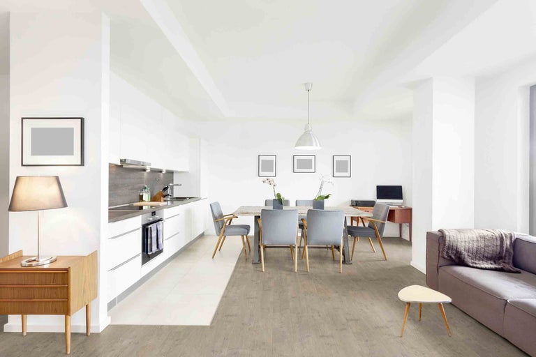 Svetlá obývacia izba s kuchyňou, jedálenským stolom a posedením