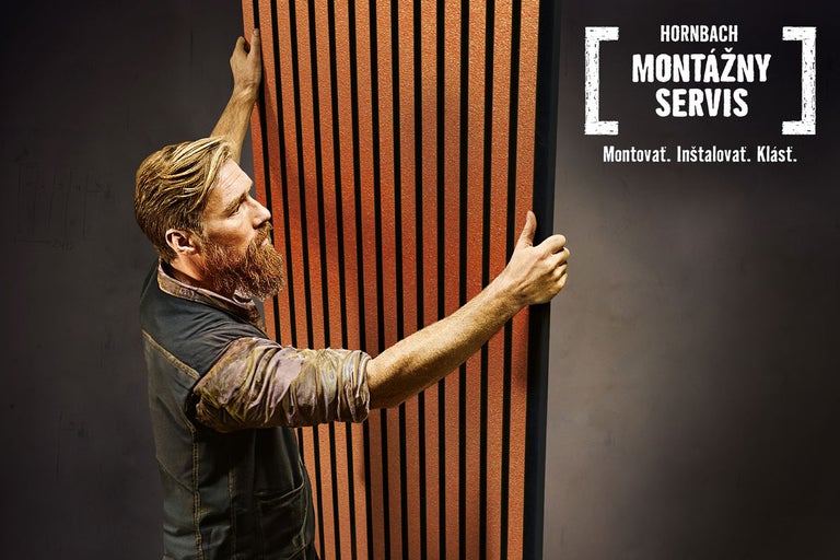 Muž montuje akustický panel od Hornbachu