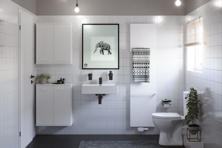 Kúpeľňa s umývadlom, toaletou, radiátorom, skrinkami a dekoráciami