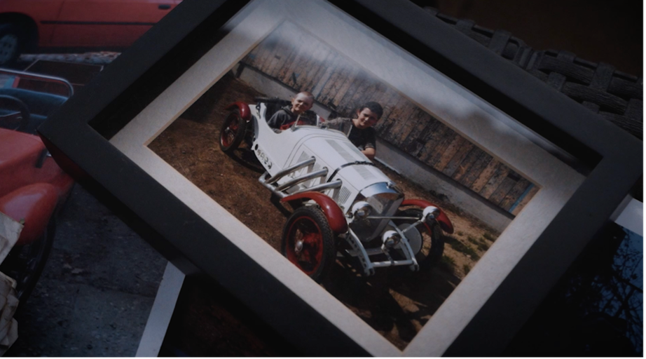Zarámovaná fotografia dvoch ľudí vo veteránovi