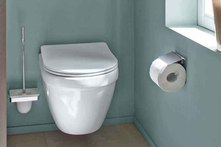 Závesné WC s WC kefou a držiakom toaletného papiera