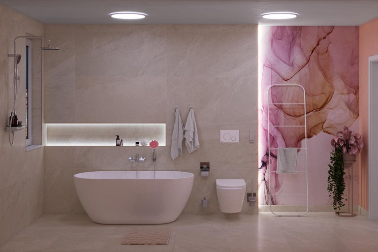 Svetlá kúpeľňa s vaňou, toaletou a držiakom na uteráky