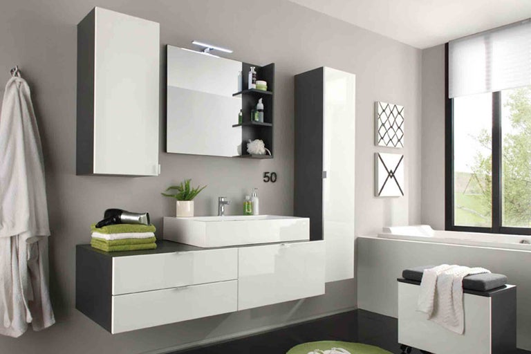 Moderná kúpeľňa s umývadlom, zrkadlovou skrinkou a vysokou skriňou v jednoduchom dizajne