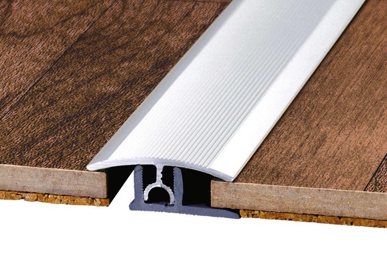 Profilová lišta pre podlahové krytiny medzi dvoma drevenými podlahami
