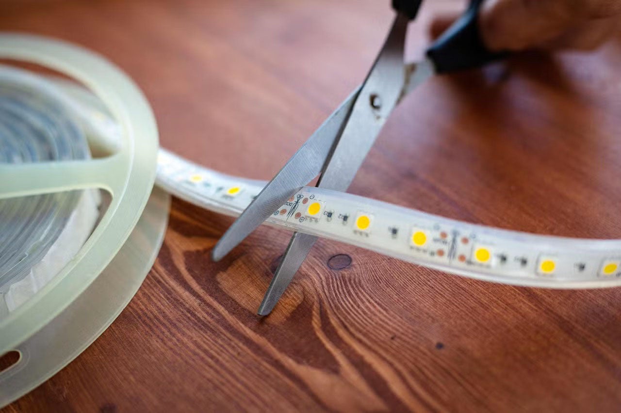 LED pásik sa strihá nožnicami na označenom mieste na požadovanú dĺžku.