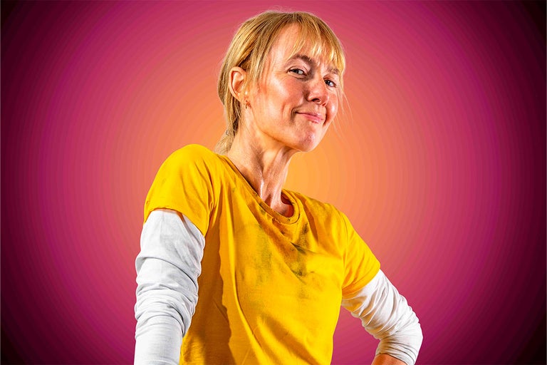 Portrét ženy v žltom tričku