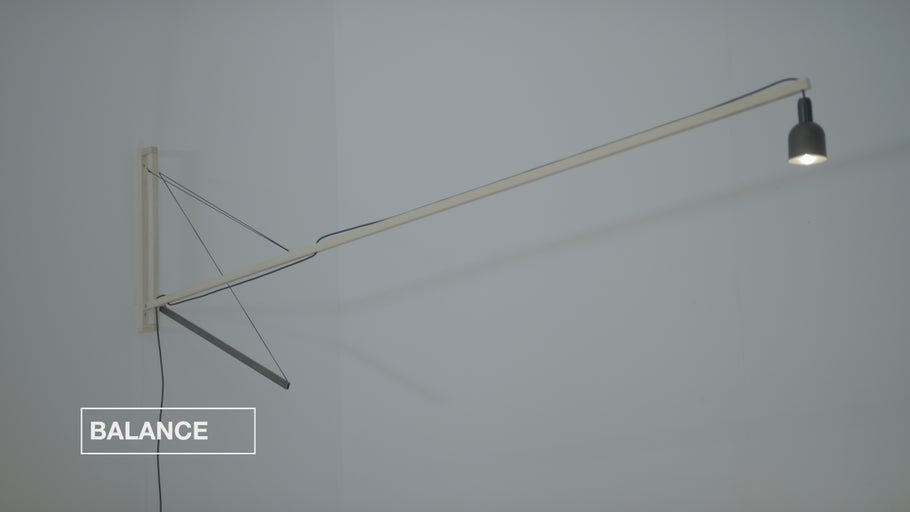 Nástenná lampa s výložníkom a protiváhou