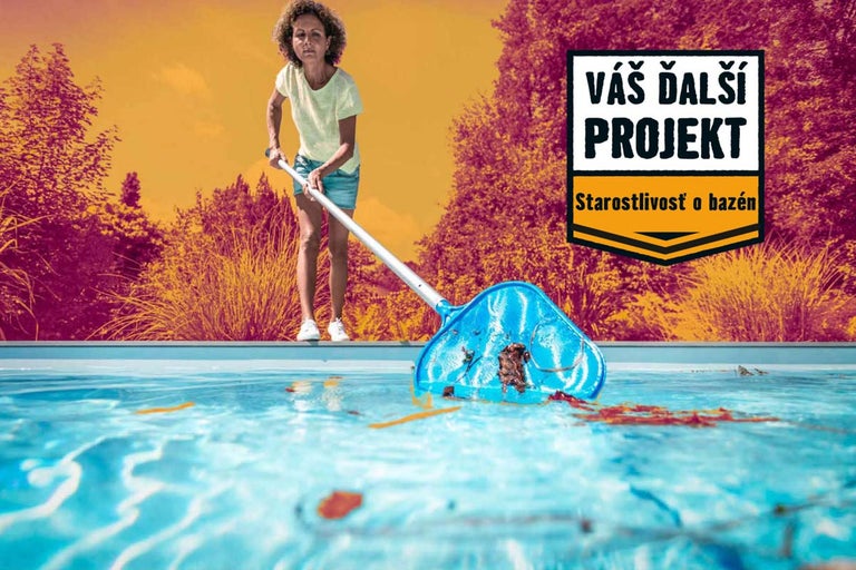 Žena čistí bazén pomocou sieťky. Starostlivosť o bazén.