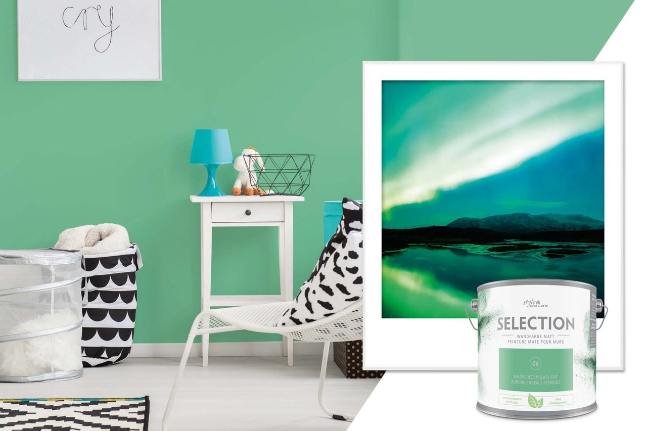 Svetlá izba s mätovo zelenou farbou na stenách, ozdobená plagátom a plechovkou farby na steny StyleColor Selection.