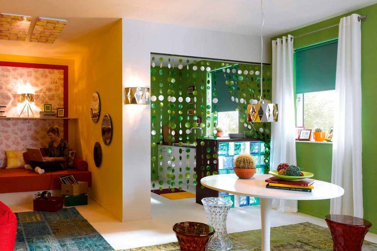 Obývacia izba s posedením, jedálenským stolom a deličom miestnosti so závesom z kruhov