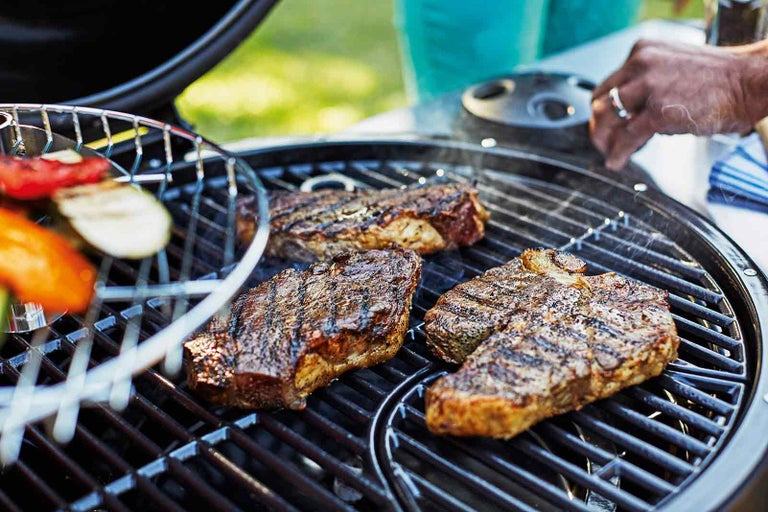 Gril so steakmi a zeleninou na rošte