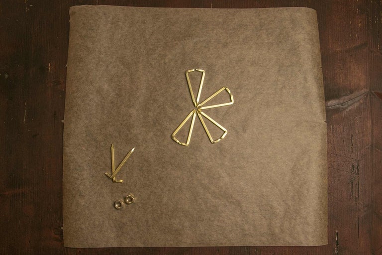 Zlatý inštalačný materiál pre zavlažovacie systémy na baliacom papieri