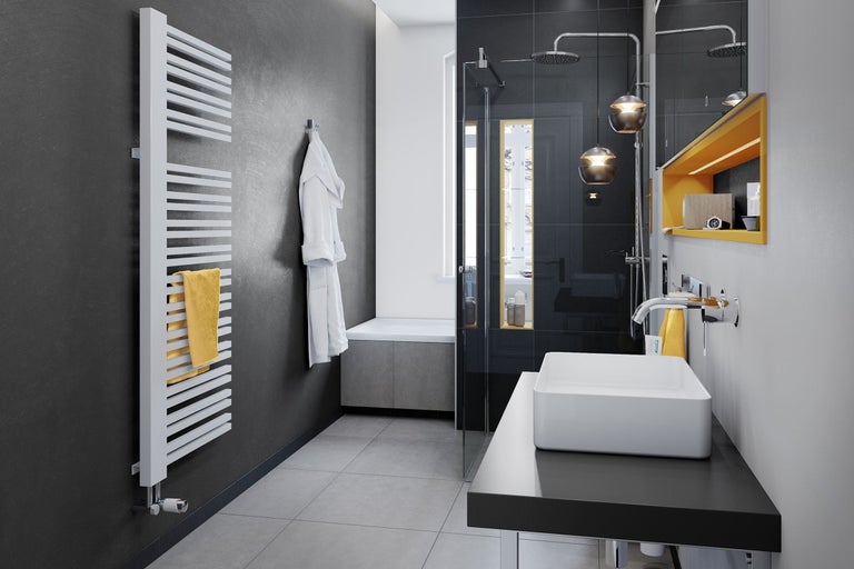 Moderná kúpeľňa s rebríkovým radiátorom, sprchou a umývadlom