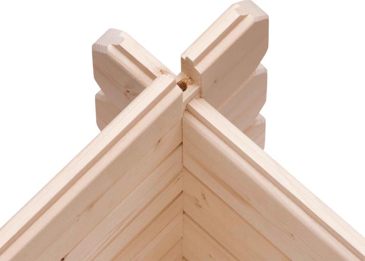 Detail rohu záhradného domčeka s drevenými spojmi pero a drážka