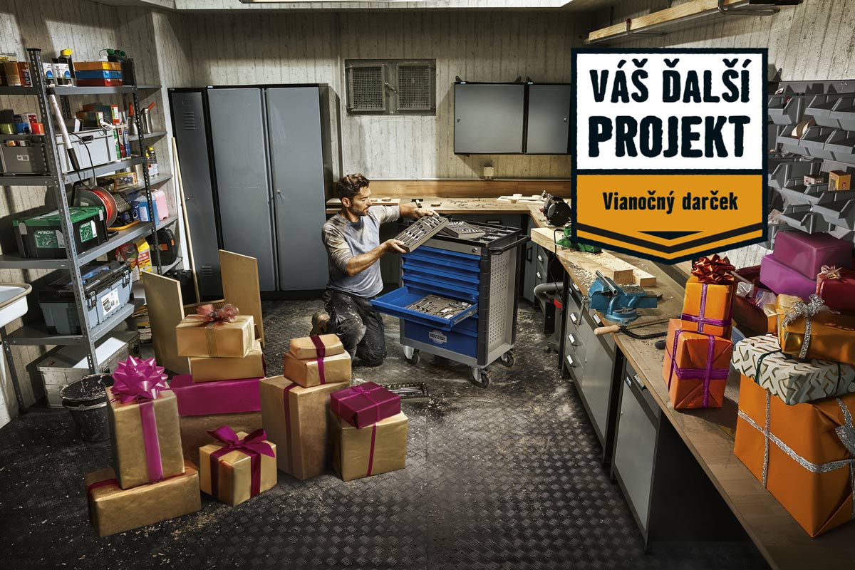 Dielňa s vozíkom na náradie, pracovným stolom a regálmi a darčekmi v popredí