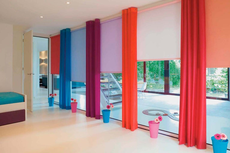 Miestnosť s oknami a farebnými roletami so závesmi pre súkromie a ochranu proti slnku