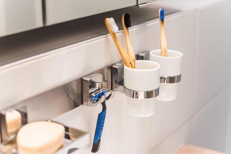 Kúpeľňa s pohármi na zubné kefky, holiacim strojčekom a mydlom