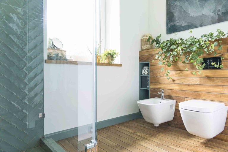 Kúpeľňa s bidetom, toaletou, drevenou podlahou a sprchovacím kútom