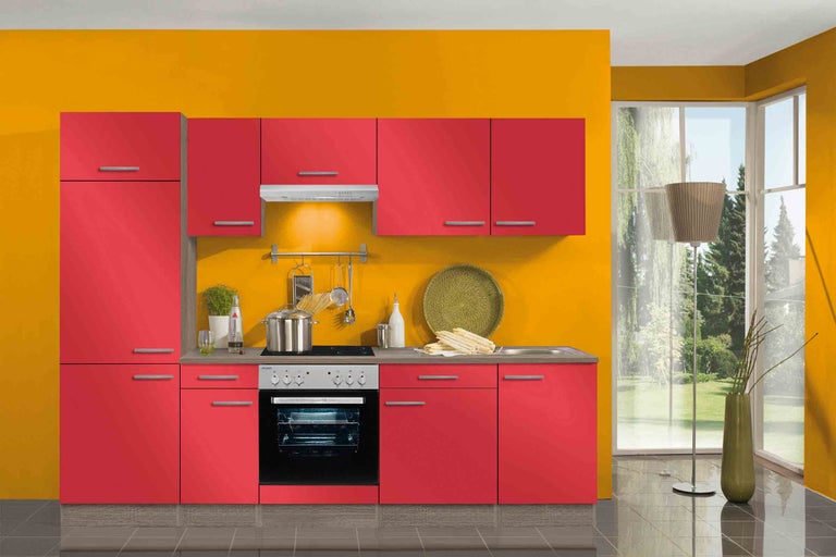 Kompletná kuchyňa so skrinkami, drezom a elektrickými spotrebičmi pred žltou stenou