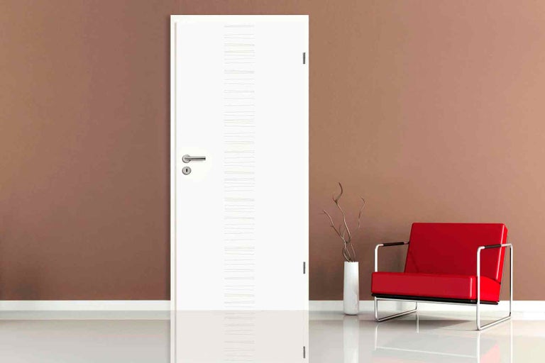 Biele interiérové dvere s vodorovnými dizajnovými prvkami v miestnosti