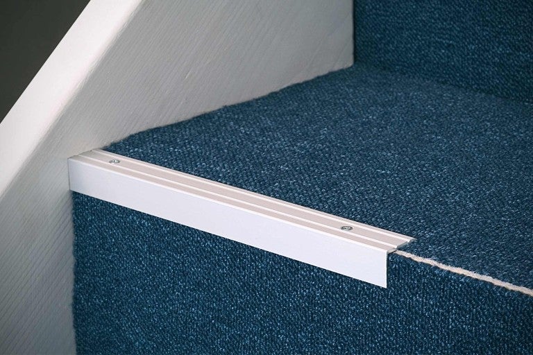 Detail schodu s kovovým profilom hrany schodu