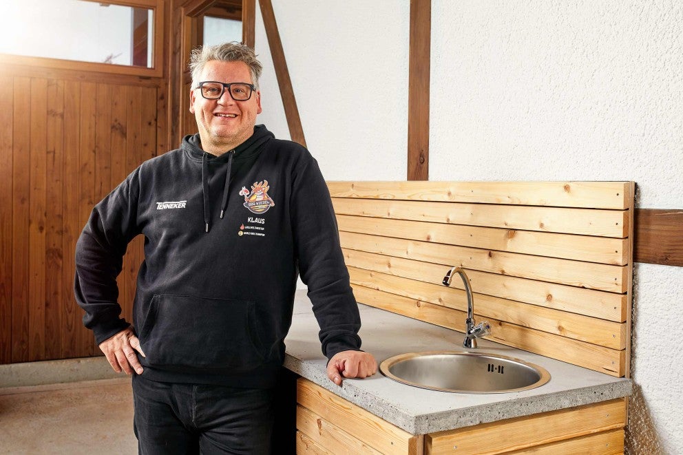 Vonkajšia kuchyňa s umývadlom a drevenými prvkami
