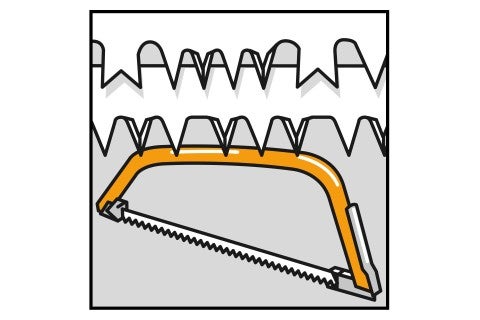 Obrázok prerezávacej píly v drevenom tráme