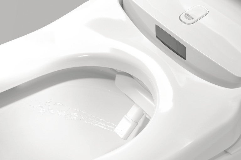 Detailný záber sprchovacej toalety s aktívnou sprchovacou tryskou a logom Grohe.