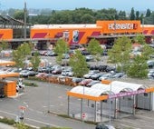 Pohľad na budovu hobbymarketu Hornbach s parkoviskom
