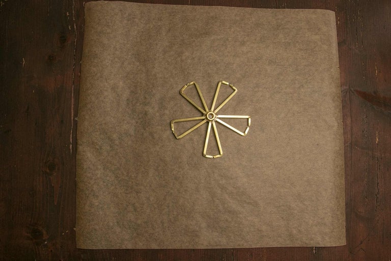 Rezačka rúr v tvare kvetu na papieri