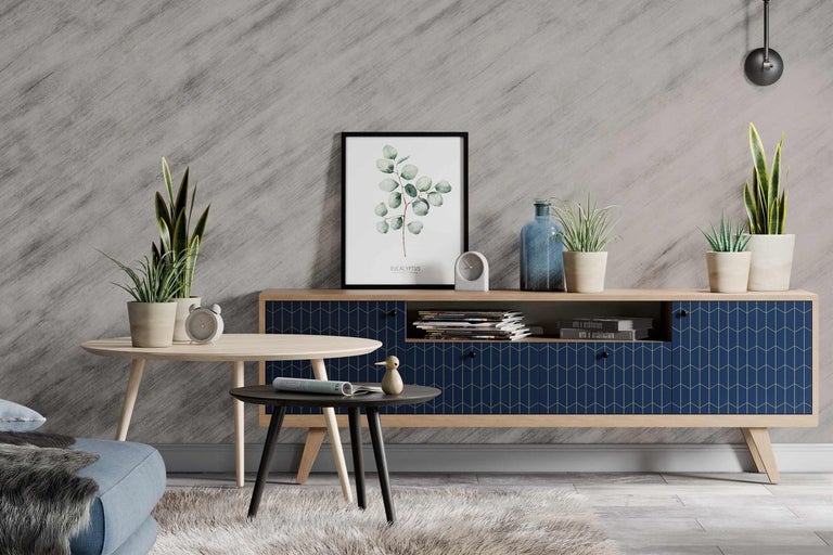 Obývacia izba s nízkou komodou, stolom a dekoráciou