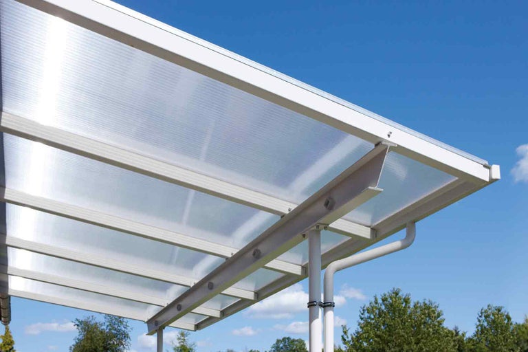 Detailný pohľad na carport s polykarbonátovými doskami a kovovým rámom