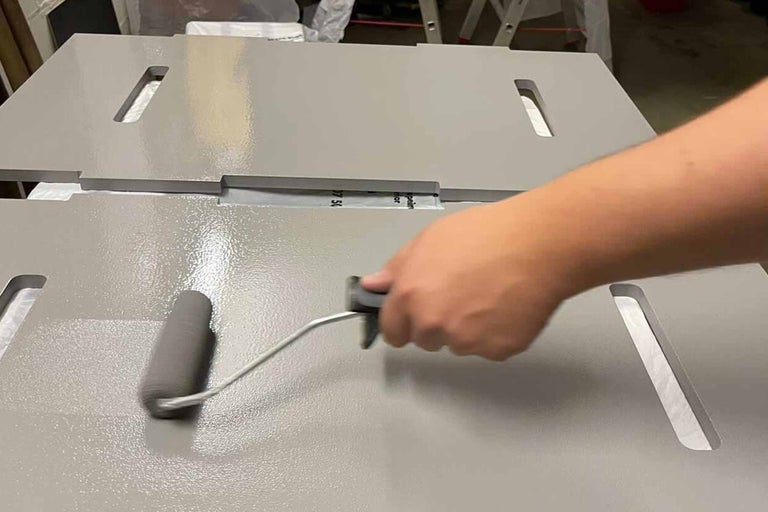 Natieranie drevených dosiek valčekom na farbu