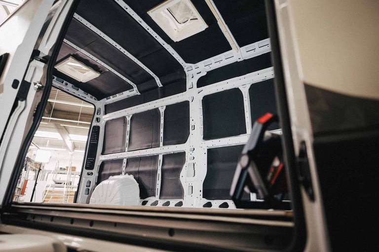 Interiér dodávky s izoláciou na stenách a strope