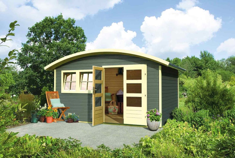 Záhradný domček s okrúhlou strechou, oknami a otvorenými dvojkrídlovými dverami v zelenej záhrade