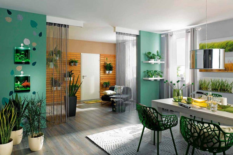 Svetlá obývacia izba s akváriami, rastlinami, nábytkom a dekoráciami pre prirodzenú atmosféru