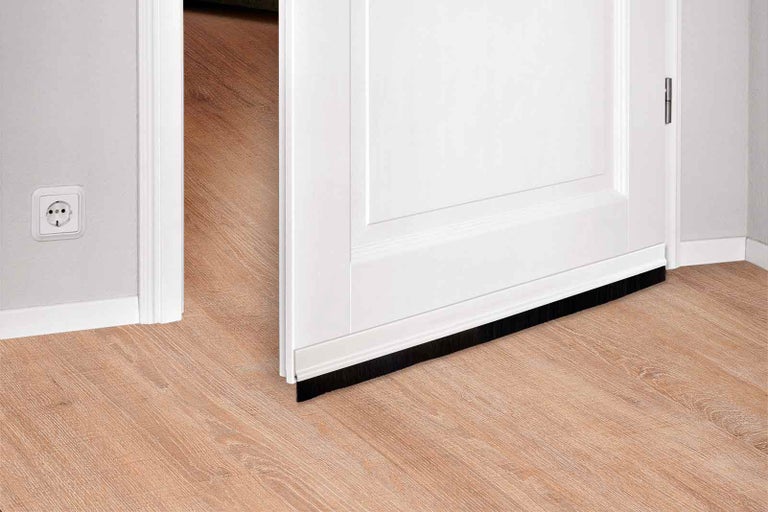 Dvere s kefovým tesnením a drevenou podlahou