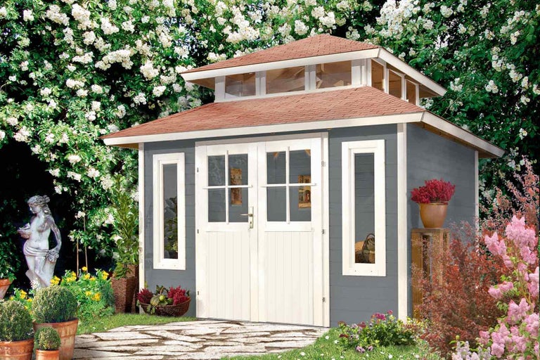 Záhradný domček s dvojkrídlovými dverami a sedlovou strechou v záhrade