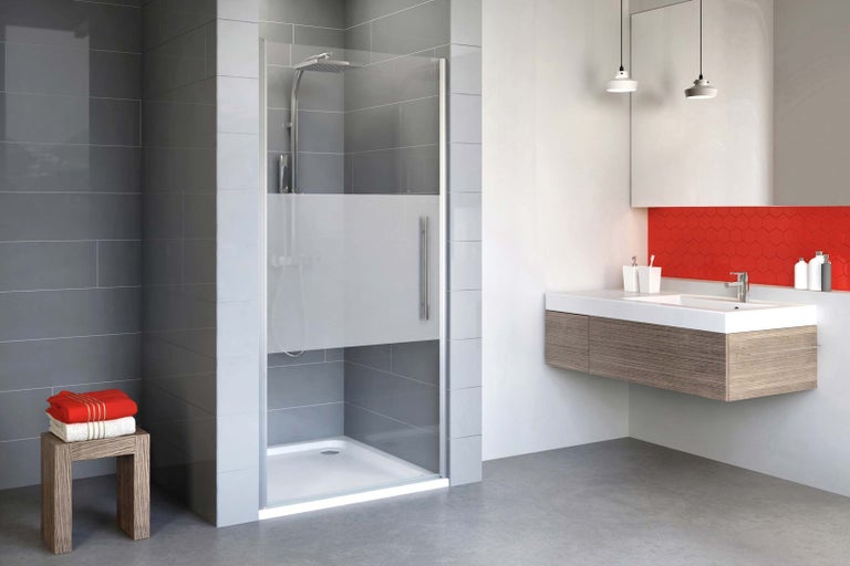 Moderná kúpeľňa so sprchou, umývadlom a uterákmi